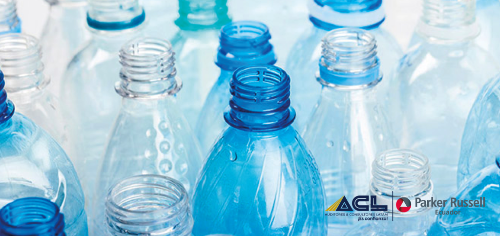 Guillermo Lasso expide decreto-ley sobre impuesto a botellas plásticas